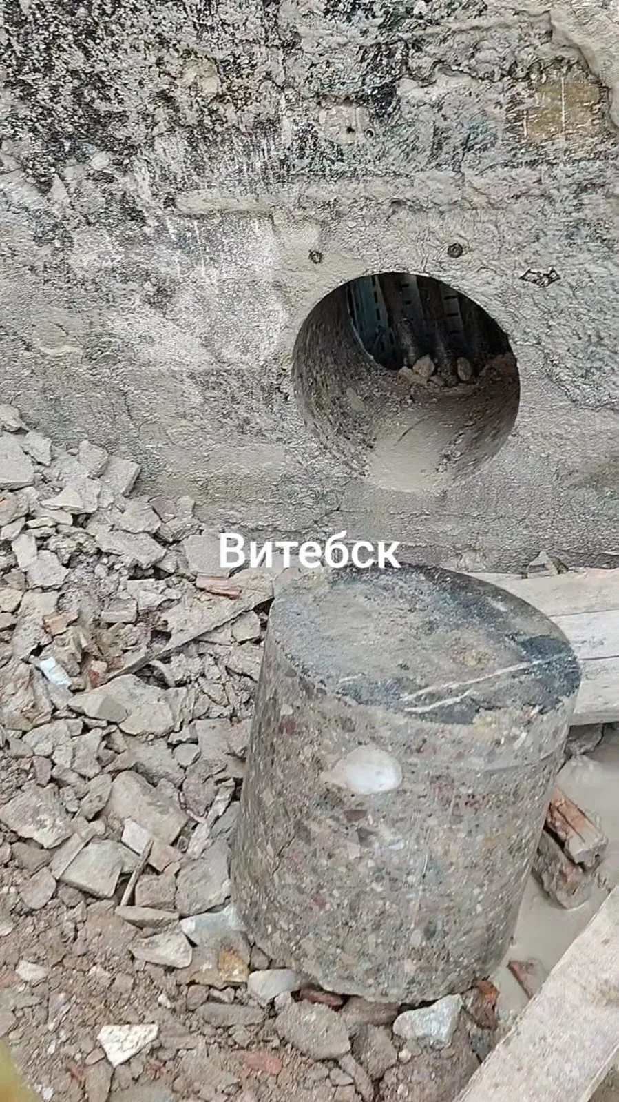 Круглое отверстие в бетонной стене